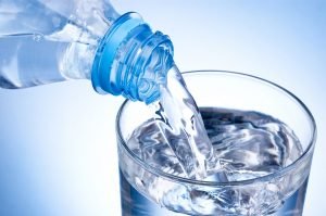 3 Hal yang Akan Kamu Rasakan Jika Kurang Minum Air Mineral