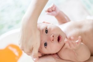 Membasuh Wajah Bayi Baru Lahir